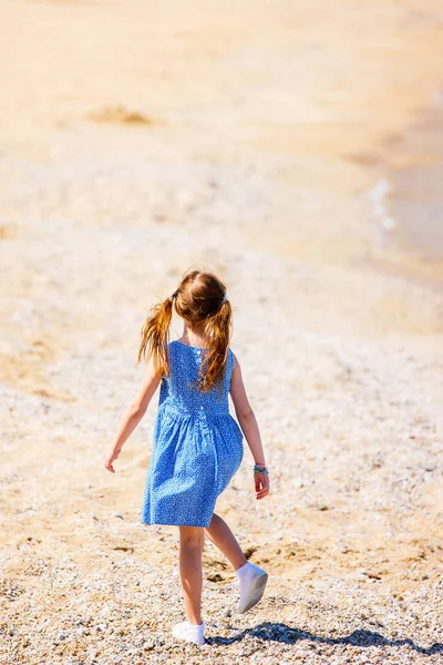 Πίσω Όψη Ενός Μικρού Κοριτσιού Στην Παραλία Κατά Διάρκεια Των — Φωτογραφία Αρχείου