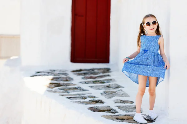 Encantadora Niña Típico Pueblo Tradicional Griego Con Casas Blancas Puertas — Foto de Stock