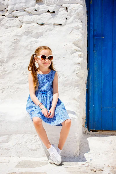 迷人的小女孩在典型的希腊传统村庄 白色的房子和五彩斑斓的门 — 图库照片