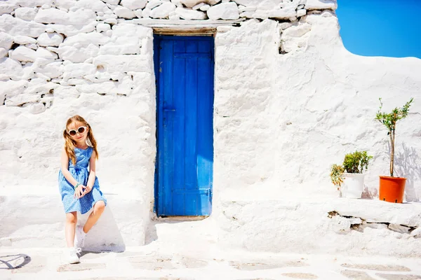 典型的なギリシャの伝統的な村で白い家とミコノス島 ギリシャ ヨーロッパのカラフルなドアを持つ魅力的な女の子 — ストック写真