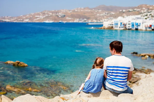 Šťastný Rodinný Otec Jeho Roztomilá Dcerka Dovolené Ostrově Mykonos Řecko — Stock fotografie