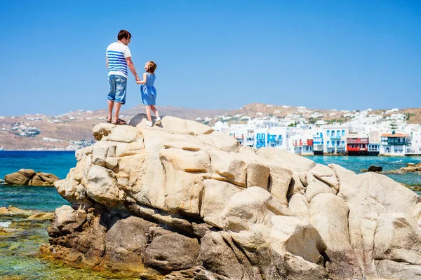 Szczęśliwy Ojciec Rodziny Jego Urocza Córeczka Wakacjach Wyspie Mykonos Grecja — Zdjęcie stockowe
