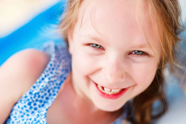 Tillfälligt Porträtt Liten Flicka Utomhus Sommardagen — Stockfoto