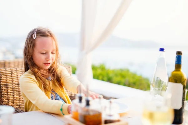 Χαριτωμένο Κοριτσάκι Έχει Δείπνο Υπαίθριο Εστιατόριο Την Καλοκαιρινή Μέρα — Φωτογραφία Αρχείου