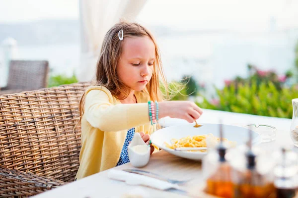 Söt Liten Flicka Som Äter Middag Utomhus Restaurang Sommardagen — Stockfoto
