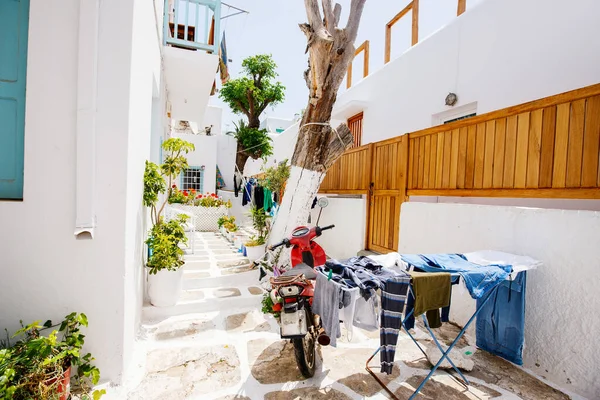 Typowa Grecka Tradycyjna Wioska Białymi Ścianami Kolorowymi Drzwiami Oknami Balkonami — Zdjęcie stockowe
