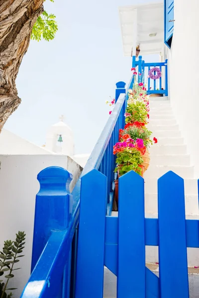 Закройте Детали Типичной Улицы Традиционной Греческой Деревни Белыми Стенами Синими — стоковое фото