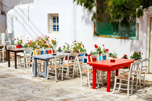 Традиционная Греческая Деревня Греческом Острове Миякос Греция Европа Пустыми Столиками — стоковое фото