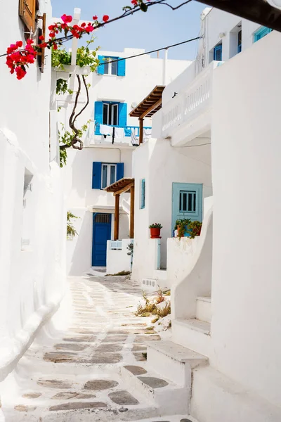 Typisk Grekisk Traditionell Med Vita Väggar Och Färgglada Dörrar Fönster — Stockfoto