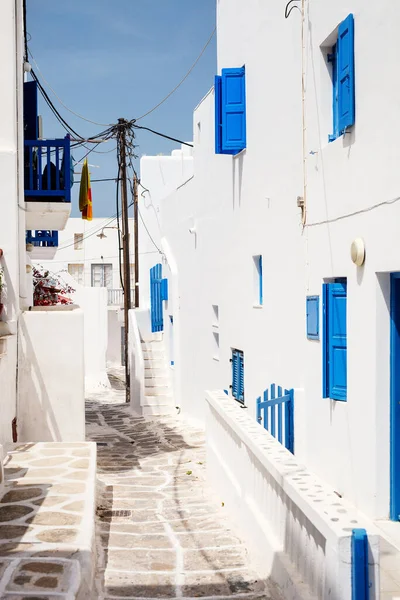 Village Traditionnel Typiquement Grec Avec Murs Blancs Portes Colorées Fenêtres — Photo