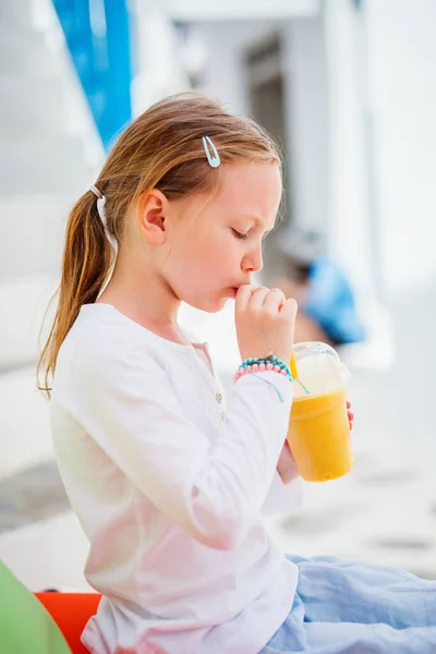 Adorable Niña Bebiendo Batidos Frescos Cafetería Aire Libre Día Verano —  Fotos de Stock