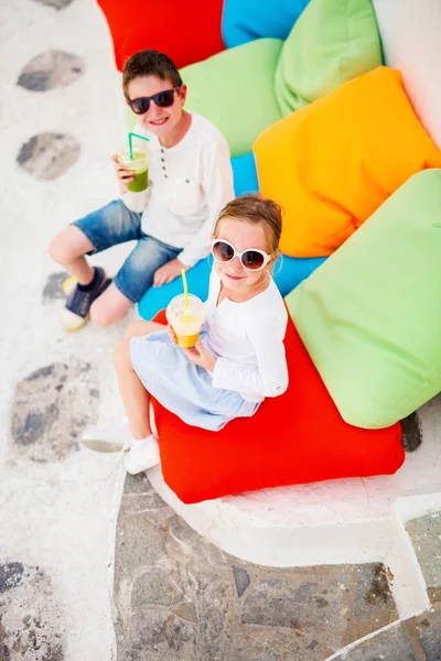 Dos Niños Lindo Hermano Hermana Bebiendo Batidos Frescos Una Almohada —  Fotos de Stock