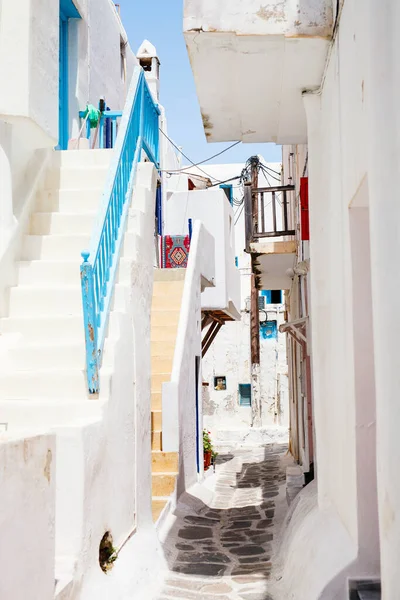 Village Traditionnel Typiquement Grec Avec Murs Blancs Portes Colorées Fenêtres — Photo