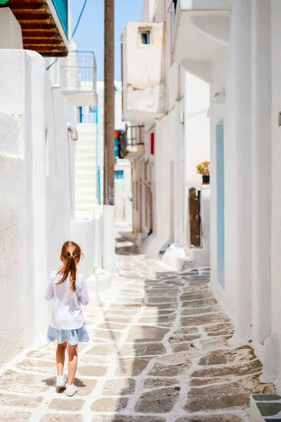 希腊迈科诺斯岛典型的希腊传统村庄的小女孩的背影 那里有白色的房子和五彩缤纷的门 — 图库照片