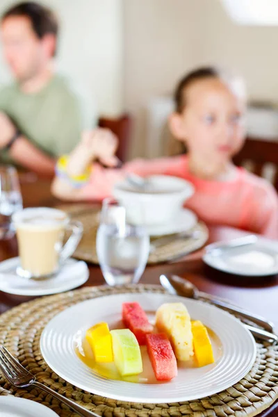 Pyszne Organiczne Owoce Serwowane Śniadanie — Zdjęcie stockowe