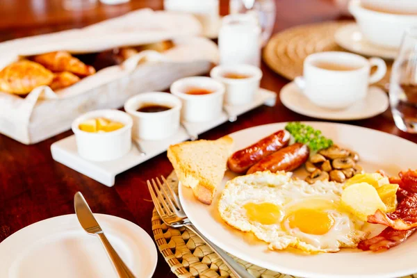 美味的早餐 用煎的鸡蛋 培根和蔬菜 — 图库照片