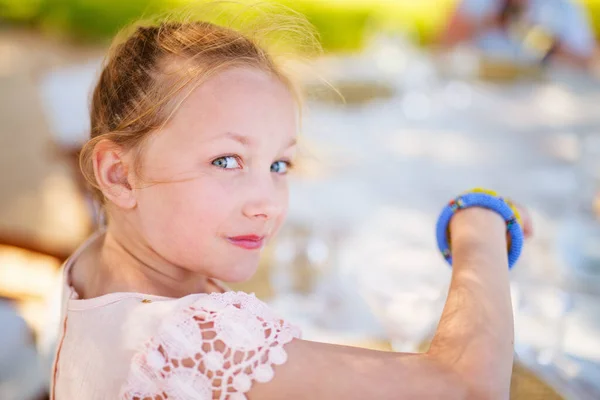 Casual Portret Van Klein Meisje Buiten Zomerdag — Stockfoto