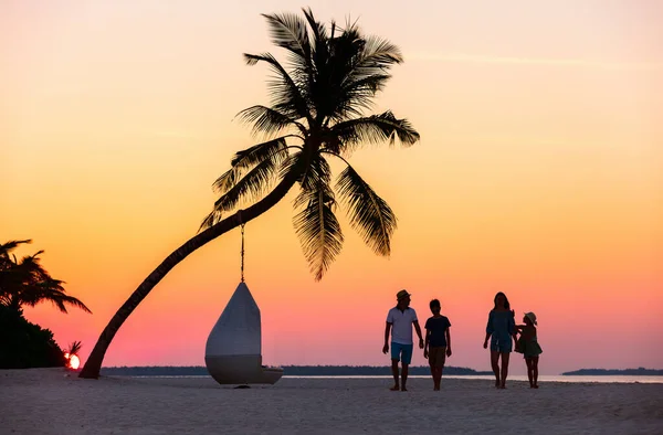 Силуети Прекрасної Родини Дітьми Тропічному Пляжі Під Час Заходу Сонця — стокове фото