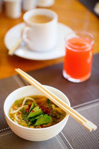 Délicieux Plat Asiatique Nouilles Viande Servi Pour Petit Déjeuner Déjeuner — Photo