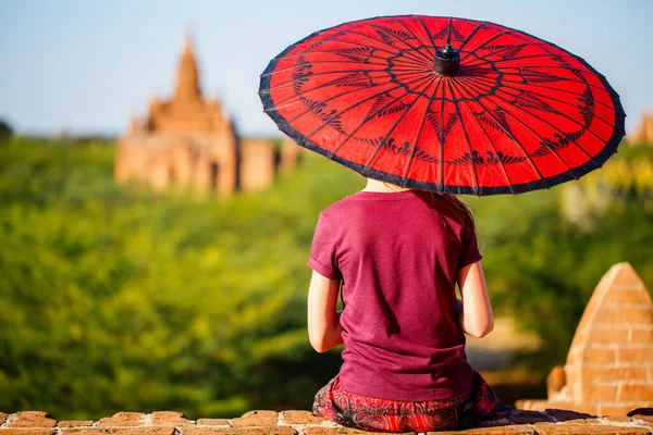 ミャンマー バガンの古代寺院を訪問伝統的なビルマの日傘を持つ少女 — ストック写真