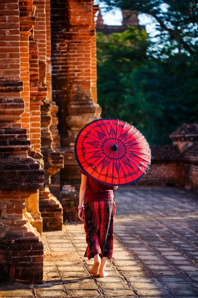 Ung Flicka Med Traditionella Burmesiska Parasol Besöka Antika Tempel Bagan — Stockfoto