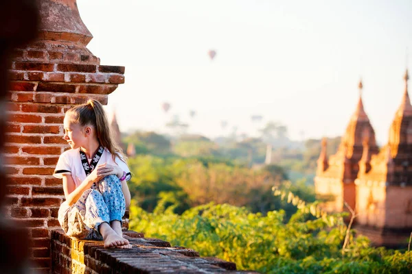 Niña Disfrutando Vista Azotea Globos Aire Caliente Vuelan Sobre Miles — Foto de Stock