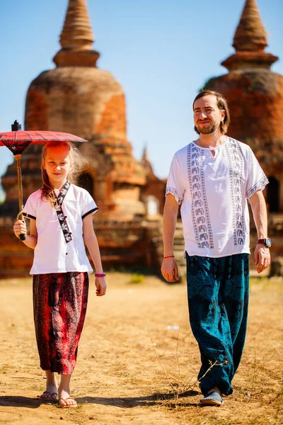 Família Pai Filha Visitando Templos Antigos Bagan Área Arqueológica Mianmar — Fotografia de Stock