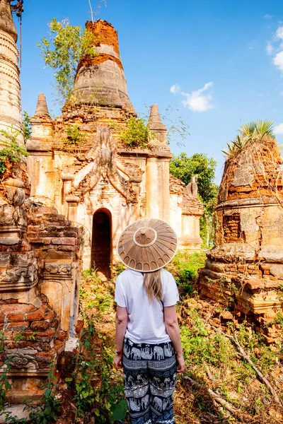 Baksidan Ung Kvinna Besöker Hundrets Månghundraåriga Stupas Indein Nära Sjön — Stockfoto