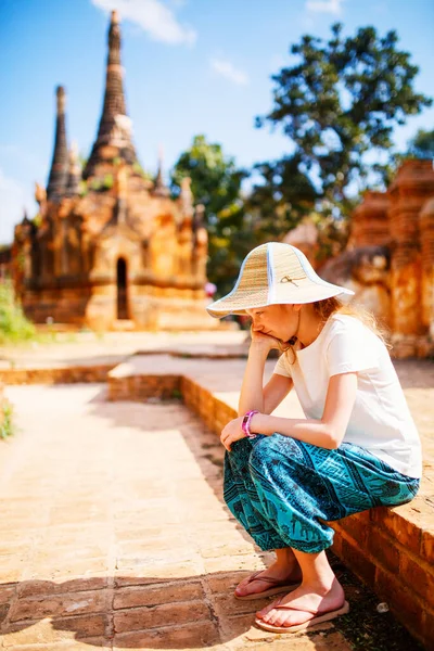 Niña Visitando Cientos Estupas Centenarias Indein Cerca Del Lago Inle — Foto de Stock