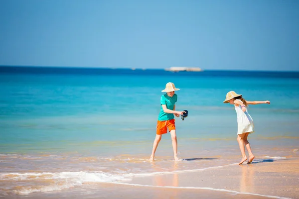 Παιδιά Διασκεδάζουν Στην Παραλία Κατά Διάρκεια Των Καλοκαιρινών Διακοπών Παίζοντας — Φωτογραφία Αρχείου