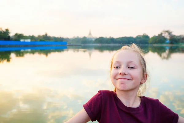 Retrato Casual Menina Bonito Livre Dia Verão — Fotografia de Stock