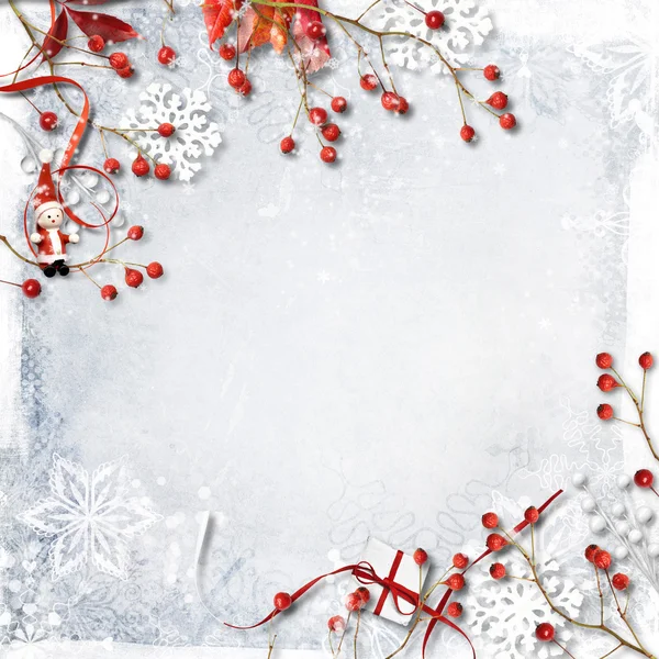 Karácsonyi kártya-val piros bogyós gyümölcsök, hópelyhek — Stock Fotó