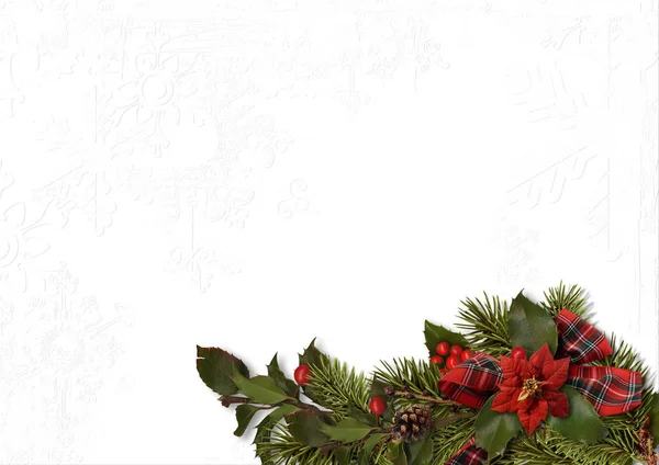 Χριστουγεννιάτικο μπουκέτο με poinsettias και πουρνάρια σε ένα λευκό δέρμα σαγρέ — Φωτογραφία Αρχείου
