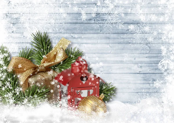 Tarjeta de Navidad con regalo, bola, ramas de abeto sobre fondo blanco — Foto de Stock