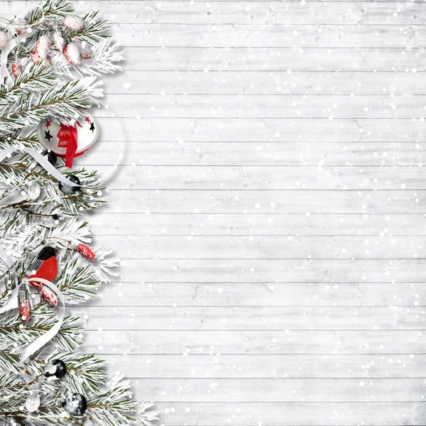 Natal abeto de neve com bagas e bullfinch. Saudação bac — Fotografia de Stock