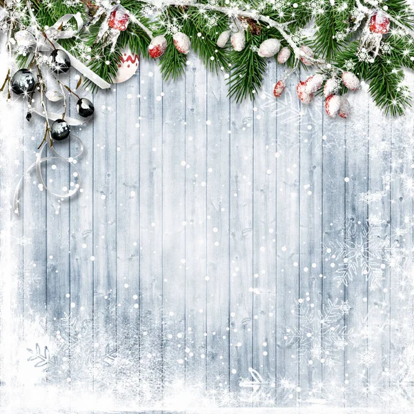Рождественская елка с падубой, снегопад на деревянной доске — стоковое фото