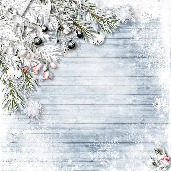 Χριστουγεννιάτικο χιόνι firtree με πουρνάρια, jingle bells, νιφάδες χιονιού στο w — Φωτογραφία Αρχείου