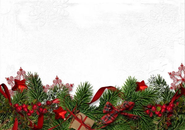 Рождественская декоративная граница с еловыми ветвями и красными ягодами на белом фоне — стоковое фото