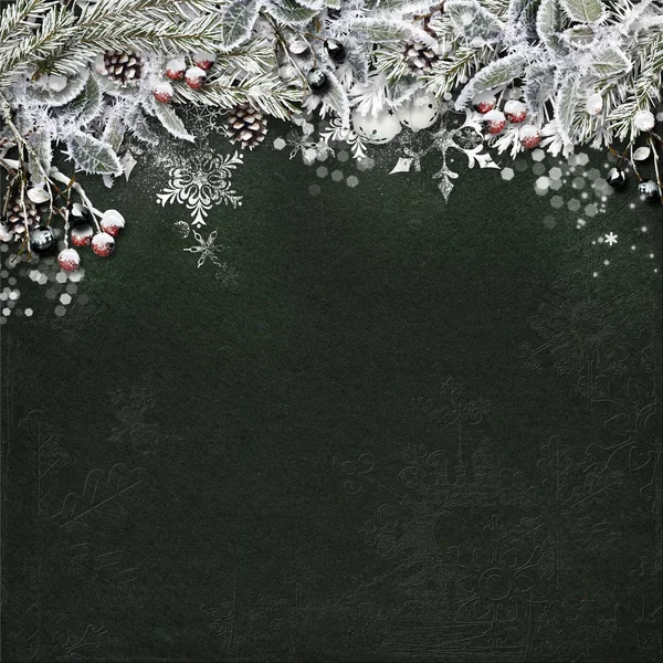 Borda de Natal com ramos de abeto nevado, azevinho, cone no fundo escuro — Fotografia de Stock