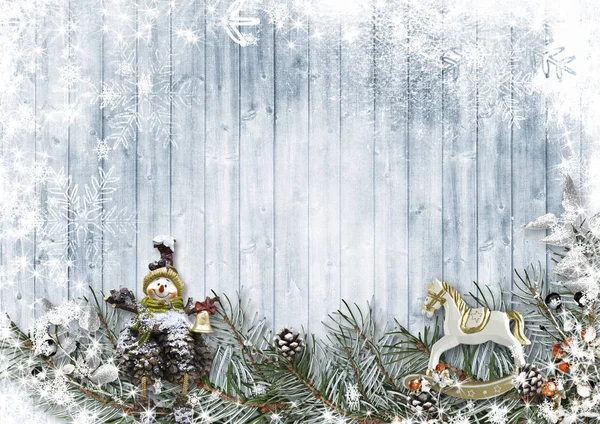 Tannenbaum mit Weihnachtsdekoration und Schneefall auf Holz Stockbild