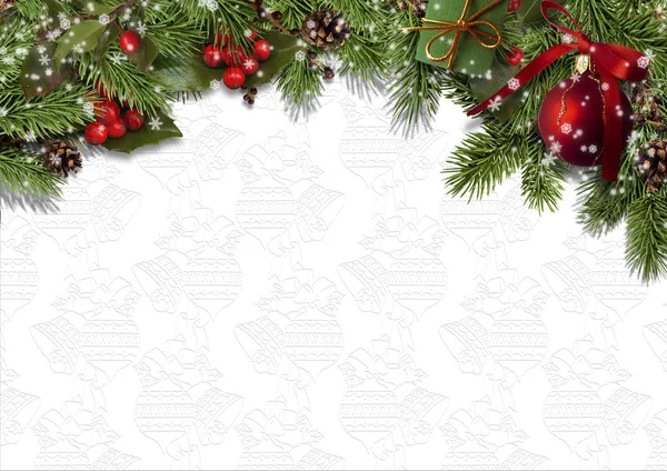 Abete natalizio con agrifoglio, palla e nevicata su sfondo bianco — Foto Stock