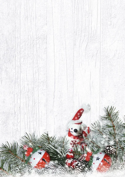 Ratón blanco en un sombrero de santa corazones de ramas nevadas sobre un fondo de madera blanca Fotos de stock