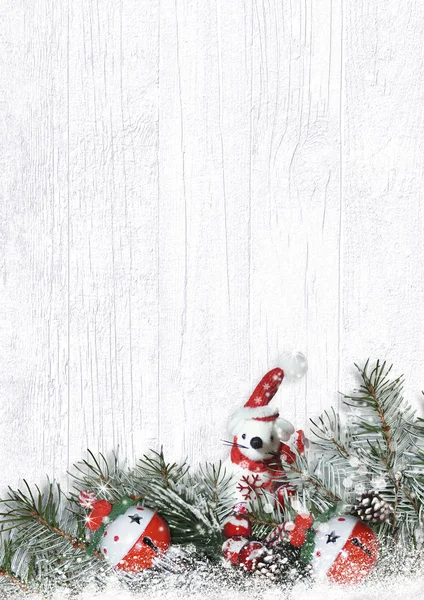 Souris blanche dans un chapeau de Père Noël coeurs de branches enneigées sur un fond de bois blanc Photo De Stock