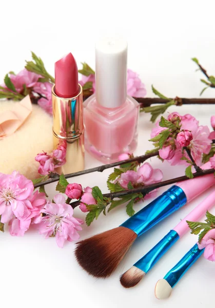 Cosmetici decorativi e fiori di ciliegio — Foto Stock
