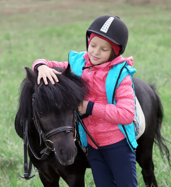 Mädchen Und Das Kleine Pony — Stockfoto