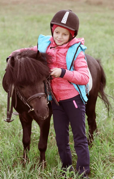 Het Meisje Kleine Pony — Stockfoto
