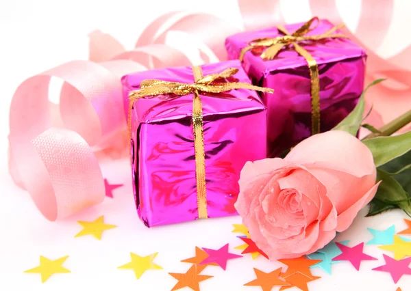 Geschenk und rosa Rose — Stockfoto