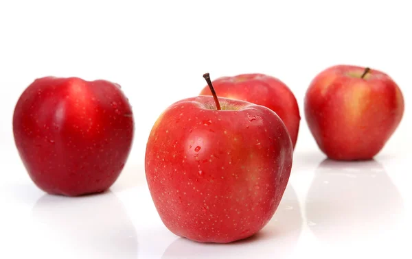 Спелые яблоки на белом фоне — стоковое фото