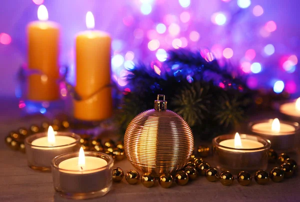 Decoraciones y velas navideñas — Foto de Stock