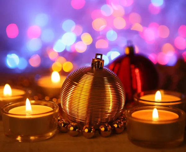 Decoraciones y velas navideñas — Foto de Stock